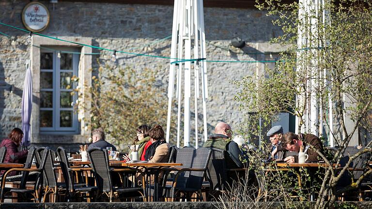 Der Biergarten am Alten Kranen. Der Biergarten am Alten Kranen.