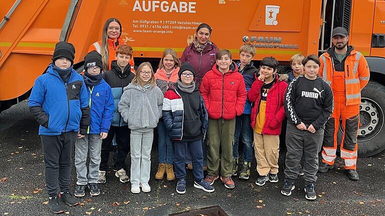 Zum Abschluss des Vorlessetages durften die Schülerinnen und Schüler der Rupert-Egenberger-Schule Julie Guckel, Sara Derra und Lorenzo Selimaj das Müllauto erkunden.&nbsp;