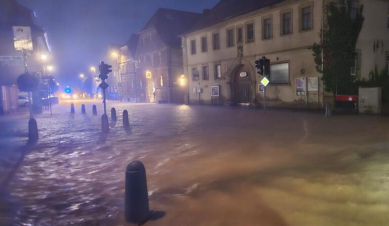 Nach heftigem Starkregen in einer Juni-Nacht 2024 standen weite Teile des Landkreises (hier die Ortsmitte von Mainstockheim) unter Wasser. Nach heftigem Starkregen in einer Juni-Nacht 2024 standen weite Teile des Landkreises (hier die Ortsmitte von Mainstockheim) unter Wasser.
