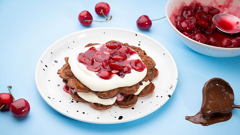 Schwarzwälder Kirsch-Waffeln       -  Süßer Genuss: Die Schwarzwälder Kirsch-Waffeln sind in der Zubereitung nicht so aufwendig wie die berühmte Torte.