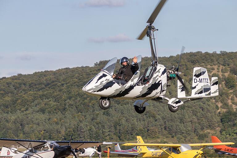 Dieser zweisitzige Tragschrauber (Gyrocopter) stieß auf großes Interesse.