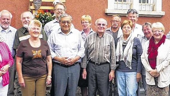 Befreiungstheologe Luis Edmundo Zambrano Rojas (3. v. li): Mit einer Gruppe von St. Michael mit dem Sprecher der Gemeinde, Christof Bretscher (rechts), und Roland Breitenbach, Seelsorger (links).