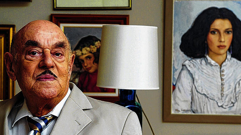Filmmogul: Artur Brauner in seinem Zuhause vor einem Bild seiner Frau Maria in jungen Jahren.