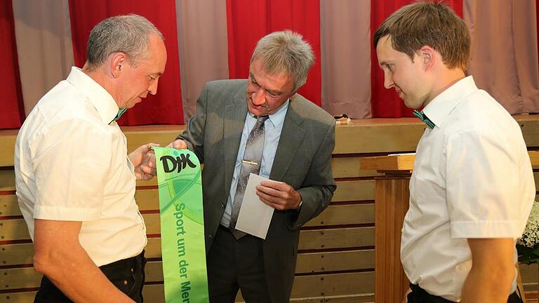 Zur Erinnerung: Edgar Lang, Vorsitzender des DJK-Diözesanverbandes, gratulierte den beiden Vorständen des DJK/SV Wargolshausen, Ewald Then (links) und Johannes Lösch zum Vereinsjubiläum.