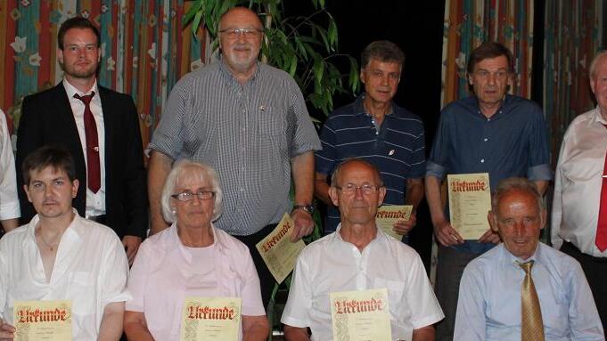 Gemeinsam mit den FC-Funktionären Christian Schneider und Daniel Polreich (hinten von links) ehrte Vorsitzender Manfred Stühler (rechts) diese Mitglieder. Gemeinsam mit den FC-Funktionären Christian Schneider und Daniel Polreich (hinten von links) ehrte Vorsitzender Manfred Stühler (rechts) diese Mitglieder.