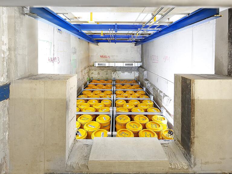 Um diese Fässer geht es: 3000 lagern im Gebäude des ehemaligen AKW Würgassen. Einige von ihnen könnten ins neue atomare Zwischenlager nach Grafenrheinfeld gebracht werden. Um diese Fässer geht es: 3000 lagern im Gebäude des ehemaligen AKW Würgassen. Einige von ihnen könnten ins neue atomare Zwischenlager nach Grafenrheinfeld gebracht werden.