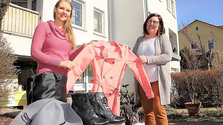 Sparen und Spaß haben – geht das gleichzeitig. Ja, das geht, Caroline Wirsing und Renate Dickert sind schon voller Vorfreude auf das Kleidertausch-Café am 27. März in der Siedlung. FOTO Diana Fuchs Sparen und Spaß haben – geht das gleichzeitig. Ja, das geht, Caroline Wirsing und Renate Dickert sind schon voller Vorfreude auf das Kleidertausch-Café am 27. März in der Siedlung. FOTO Diana Fuchs