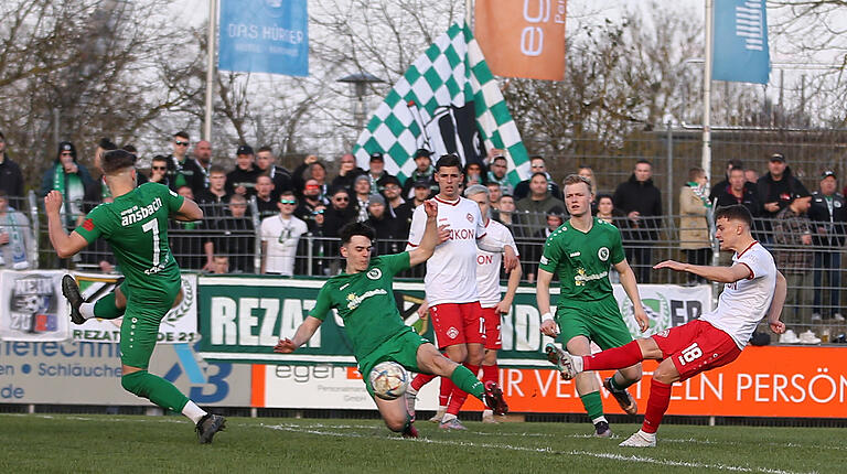 Schuss ins Glück: Maximilian Zaiser trifft in der 51. Minute zum 1:0 für die Würzburger Kickers.