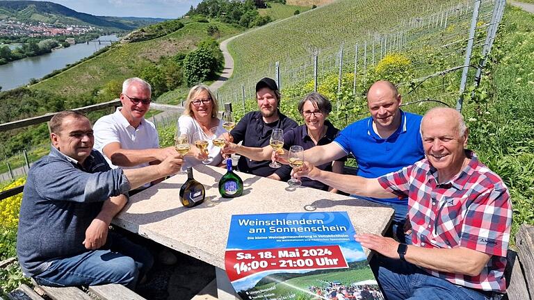 Herrlicher Ausblick auf die Veitshöchheimer Lage Sonnenschein, die Ravensburg und den Main:&nbsp; (von links) Albert Klüpfel (Weingut), 2. Bürgermeister Elmar Knorz, Rita Wunderlich (MGV), Andreas Schneider (Mietkoch &amp; Catering-Service Doc. Snider), Dr. Petra Reichert-Südbeck (Touristinfo Veitshöchheim), Christian Schmidt (VCC) und Edgar Schneider (MGV).