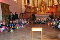 Die Vorschulkinder des Kindergartens St. Sebastian im Chorraum der Unterspiesheimer Kirche mit ihren Martinslaternen. Im Hintergrund die Kolleginnen des Erzieherinnenteams, die die Martinslieder mit ihnen geübt haben und das Martinsspiel vorbereitet haben.