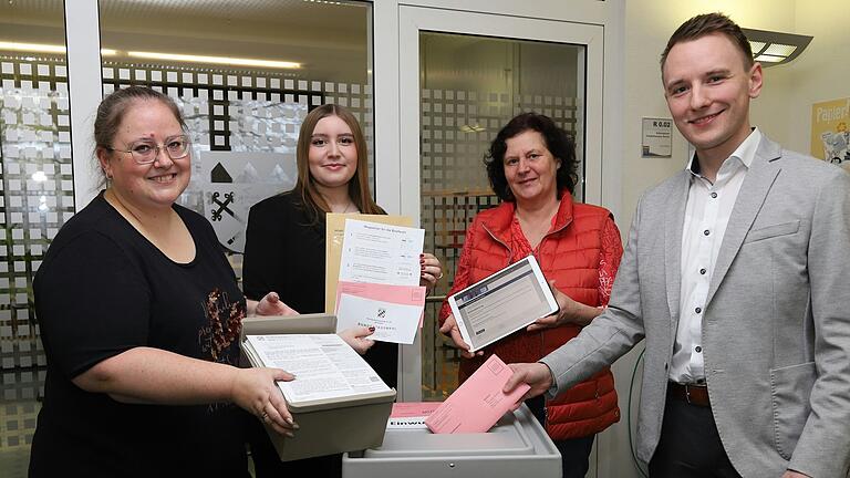 Trotz des knapp bemessenen Zeitraums sehen sich die Mitarbeitenden im Bürgerbüro und Wahlamt der Gemeinde Kolitzheim gut vorbereitet für die Briefwahl: (im Bild, von links) Yvonne Aumüller, Romy Henkel und Andrea Karbacher zusammen mit dem Geschäftsleiter Marcel Ritz. Trotz des knapp bemessenen Zeitraums sehen sich die Mitarbeitenden im Bürgerbüro und Wahlamt der Gemeinde Kolitzheim gut vorbereitet für die Briefwahl: (im Bild, von links) Yvonne Aumüller, Romy Henkel und Andrea Karbacher zusammen mit dem Geschäftsleiter Marcel Ritz.