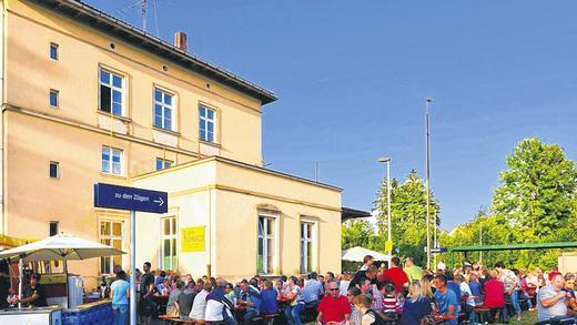 Großer Bahnhof: Beim &bdquo;Da hogge se&ldquo;-Fest waren wieder viele Mellrichstädter mit von der Partie.