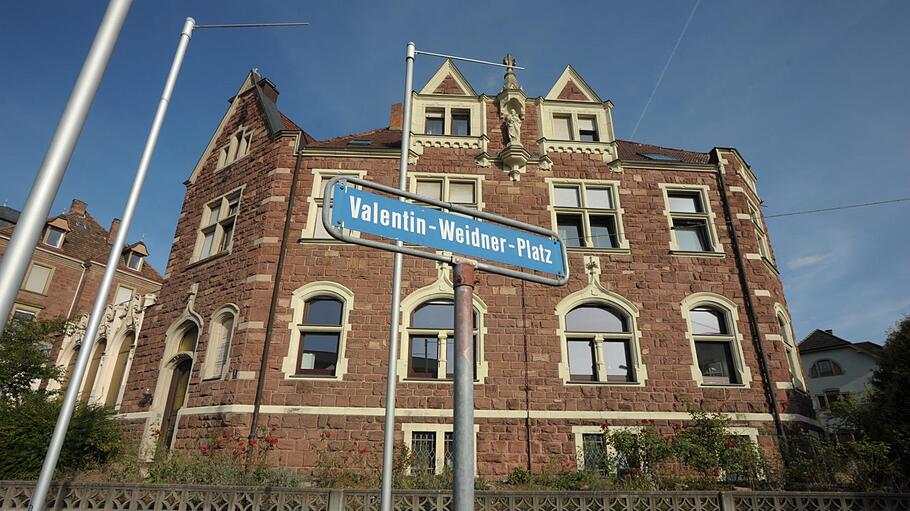 Valentin-Weidner-Platz: ehemaliges Wohnhaus mit Gartenpavillon.Foto: Siegfried Farkas       -  Valentin-Weidner-Platz: ehemaliges Wohnhaus mit Gartenpavillon.Foto: Siegfried Farkas