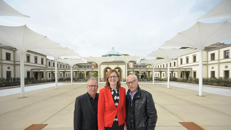 Sie machen nächsten August den Innenhof des Luitpoldbades zur Musicalbühne: Depro-Geschäftsführer Michael Deuker, Kurdirektorin Sylvie Thormann und Regisseur Peter Radestock.  Foto: Siegfried Farkas       -  Sie machen nächsten August den Innenhof des Luitpoldbades zur Musicalbühne: Depro-Geschäftsführer Michael Deuker, Kurdirektorin Sylvie Thormann und Regisseur Peter Radestock.  Foto: Siegfried Farkas