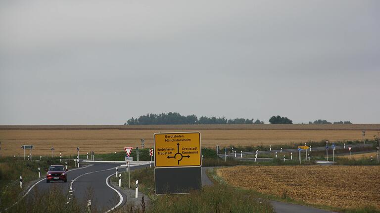 Der Kreisverkehr an der sogenannten Traustädter Kreuzung zwischen Mönchstockheim und Donnersdorf hat laut Polizei eindeutig für mehr Sicherheit an dieser zuvor unfallträchtigen Stelle geführt. Der Kreisverkehr an der sogenannten Traustädter Kreuzung zwischen Mönchstockheim und Donnersdorf hat laut Polizei eindeutig für mehr Sicherheit an dieser zuvor unfallträchtigen Stelle geführt.