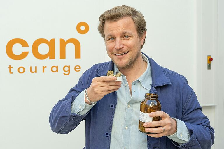 Philipp Schetter, Geschäftsführer des Cannabis-Unternehmens Cantourage, mit einem fertigen Produkt, wie es in Apotheken gegen Rezept erhältlich ist. Philipp Schetter, Geschäftsführer des Cannabis-Unternehmens Cantourage, mit einem fertigen Produkt, wie es in Apotheken gegen Rezept erhältlich ist. 