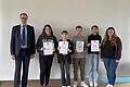 (v.l.n.r.) Schulleiter Achim Höfle zusammen mit den erfolgreichen Forschenden Sofie Renz (6c), Margarete Reen (6c), Yannik Hammer (7a), Doaa Ghanmi (8a) und Lehrerin Karolina König. Nicht auf dem Bild ist Gabriel Schneider (6b).