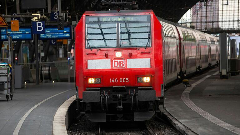 Bei einer Zugfahrt von Frankfurt nach Würzburg wurde ein Rucksack gestohlen. Bei einer Zugfahrt von Frankfurt nach Würzburg wurde ein Rucksack gestohlen. 