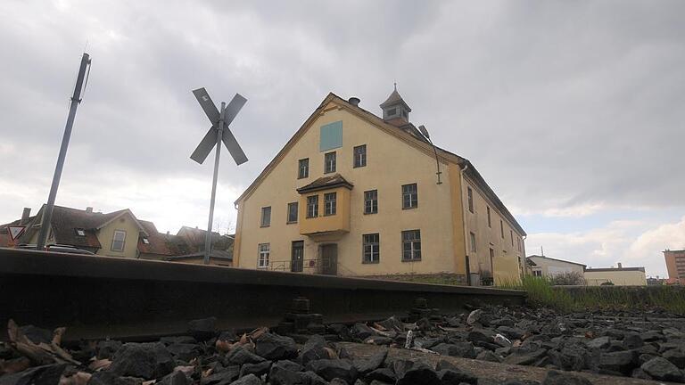 Seit Ende der 1990er Jahre ist das Flockenwerk im Besitz der Stadt Ochsenfurt. Jetzt hat es Joachim Beck gekauft. Er will es noch in diesem Jahr abreißen und 2018 hier ein Holz-Hotel mit Café und Veranstaltungsraum eröffnen. Seit Ende der 1990er Jahre ist das Flockenwerk im Besitz der Stadt Ochsenfurt. Jetzt hat es Joachim Beck gekauft. Er will es noch in diesem Jahr abreißen und 2018 hier ein Holz-Hotel mit Café und Veranstaltungsraum eröffnen.