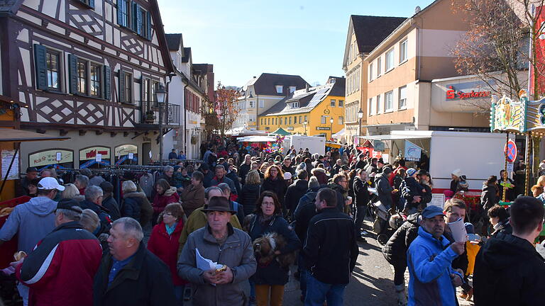 Tausende von Besuchern drängten sich in der Creglinger Altstadt. Tausende von Besuchern drängten sich in der Creglinger Altstadt.