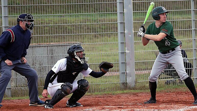Aufmerksam: Der Batter Markus Mothes (grünes Trikot, Schweinfurt Giants) wartet gespannt auf den Wurf des Regensburger Pitchers. Aufmerksam: Der Batter Markus Mothes (grünes Trikot, Schweinfurt Giants) wartet gespannt auf den Wurf des Regensburger Pitchers.