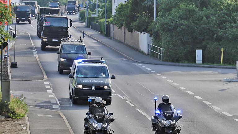 34 Fahrzeuggespanne mit Anhängern und Containern, angeführt von zwei Motorrädern der Feldjäger, verließen am Sonntag die Balthasar-Neumann-Kaserne, um zur Verladung auf die Bahn nach Tauberbischofsheim zu fahren. 34 Fahrzeuggespanne mit Anhängern und Containern, angeführt von zwei Motorrädern der Feldjäger, verließen am Sonntag die Balthasar-Neumann-Kaserne, um zur Verladung auf die Bahn nach Tauberbischofsheim zu fahren.