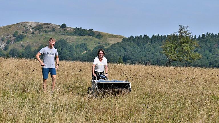 Umweltministerin Priska Hinz testet den eBeetle – unter der Anleitung von LandwirtMartin Schiffhauer.