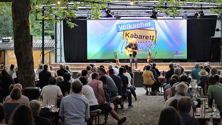 Das passt: Die Atmosphäre auf dem Weinfest-Gelände ist für die Kabarett-Veranstaltungen geradezu perfekt. Hier der Auftritt von Werner Schmidtbauer im vergangenen Jahr.