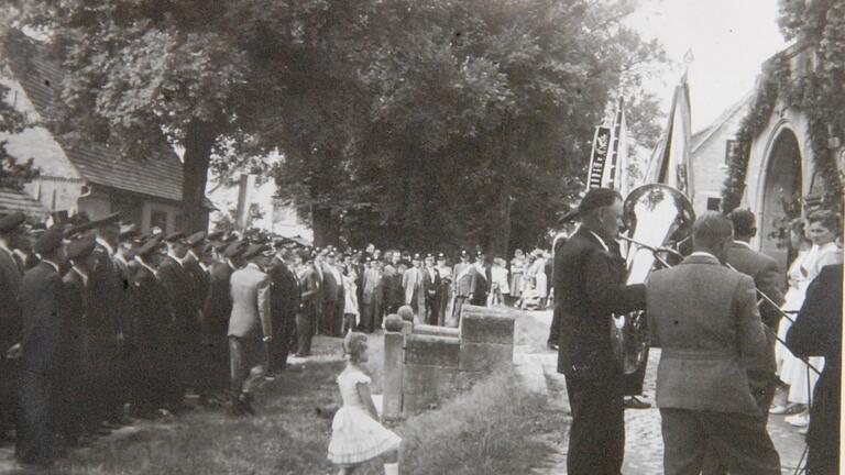Mit einer großen Gästeschar feierte die damalige Krieger- und Militärkameradschaft ihre Fahnenweihe am 28. August 1958. Mit einer großen Gästeschar feierte die damalige Krieger- und Militärkameradschaft ihre Fahnenweihe am 28. August 1958.