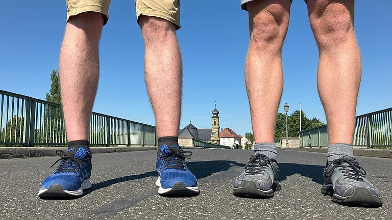 Stramme Waden gehen am Freitag um 18 Uhr auf Tour. Ein Paar Socken oder doch zwei übereinander? Kurz vor dem Start überlegen die Abenteurer noch, was die richtige Taktik ist.