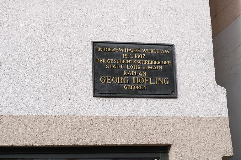 Eine Tafel weist an der Lohrer Vorstadtstraße auf das Geburtshaus des Geschichtsschreibers Kaplan Georg Höfling hin.&nbsp;