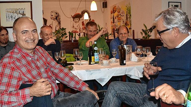 Feierten in Würzburg: Die ehemalige IT-Truppe um Ex-Apple-Manager Freddie Geier (rechts), und Ex-Apple-Marketing-Manager Mike Evangelist (links).         Foto: Melanie Jäger