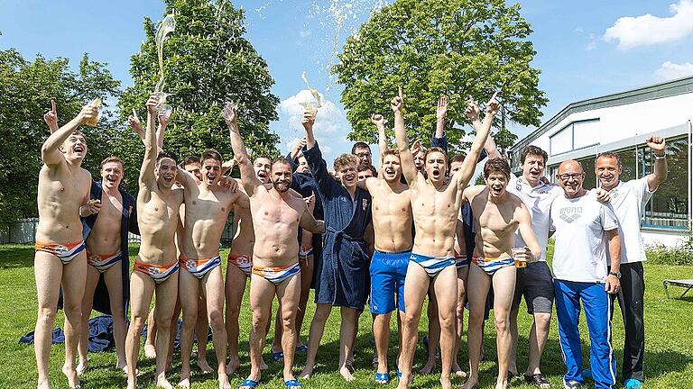 Wasserball, 2. Liga Süd, SV Würzburg 05 - SG Stadtwerke München - Die erfolgreichen Wasserballer des SV Würzburg 05: (von links) Jonas Fehn, Benjamin Flammensberger, Marc Weinmann, Paul Volkwein, Robert Seifert, Inaky Urkiaga, Lennart Böhme (hinten) Trainer Matthias Försch, Riccardo Klopfer, Marc Schauer , Samuel Dewald, Michael Hanft, Balazs Papp, Abteilungsleiter Jochen Fritz, Jaro Marton, (verdeckt) Daniel Ivlev, Tonnio Issing, Nico Dopieralsky, Friedrich Streun und Daniel Schwinning. Wasserball, 2. Liga Süd, SV Würzburg 05 - SG Stadtwerke München - Die erfolgreichen Wasserballer des SV Würzburg 05: (von links) Jonas Fehn, Benjamin Flammensberger, Marc Weinmann, Paul Volkwein, Robert Seifert, Inaky Urkiaga, Lennart Böhme (hinten) Trainer Matthias Försch, Riccardo Klopfer, Marc Schauer , Samuel Dewald, Michael Hanft, Balazs Papp, Abteilungsleiter Jochen Fritz, Jaro Marton, (verdeckt) Daniel Ivlev, Tonnio Issing, Nico Dopieralsky, Friedrich Streun und Daniel Schwinning.