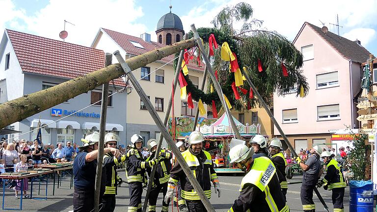 Mit dem Aufstellen des Kirbebaumes durch die Feuerwehr wurde die diesjährige Kirb bei schönstem Wetter eröffnet.