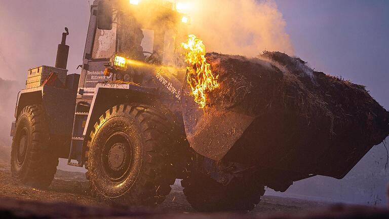 Wenn der Radlader Brandgut verteilt, damit die Feuerwehr besser löschen kann, dann entstehen durchaus auch mal so eindrucksvolle Bilder wie dieses. Wenn der Radlader Brandgut verteilt, damit die Feuerwehr besser löschen kann, dann entstehen durchaus auch mal so eindrucksvolle Bilder wie dieses. 