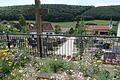 Blick über den sanierten Friedhof hin zur Aussegnungshalle       -  Blick über den sanierten Friedhof hin zur Aussegnungshalle