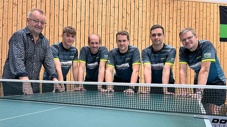 Mit dieser Mannschaft geht der SB Versbach in die Saison 2024/25 in der Dritten Tischtennis-Bundesliga Süd (von links): Tischtennis-Abteilungsleiter Hubert Uhl, Konrad Haase, Nico Christ, Pavol Mego, Rodrigo Hidalgo Garcia Pacheco und Daniel Geist. Auch zur Mannschaft gehört Petr Husnik. Mit dieser Mannschaft geht der SB Versbach in die Saison 2024/25 in der Dritten Tischtennis-Bundesliga Süd (von links): Tischtennis-Abteilungsleiter Hubert Uhl, Konrad Haase, Nico Christ, Pavol Mego, Rodrigo Hidalgo Garcia Pacheco und Daniel Geist. Auch zur Mannschaft gehört Petr Husnik.