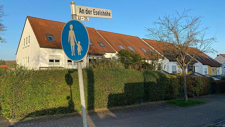 Schilder wie dieses am Eingang zur Straße An der Eselshöhe zeigen, dass in dem weitgehend autofrei geplanten Stadtteil viele Wege primär für Fußgängerinnen und Fußgänger gedacht sind. Schilder wie dieses am Eingang zur Straße An der Eselshöhe zeigen, dass in dem weitgehend autofrei geplanten Stadtteil viele Wege primär für Fußgängerinnen und Fußgänger gedacht sind.