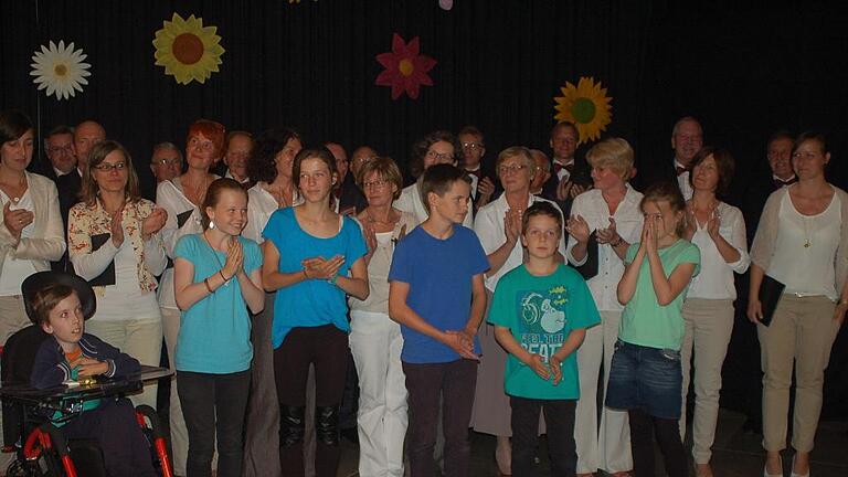 Singen macht Freude: Junge und jung gebliebene Sängerinnen und Sänger der Thüngersheimer Chöre in der Aula des Karlstadter Johann Schöner-Gymnasiums.