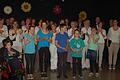 Singen macht Freude: Junge und jung gebliebene Sängerinnen und Sänger der Thüngersheimer Chöre in der Aula des Karlstadter Johann Schöner-Gymnasiums.