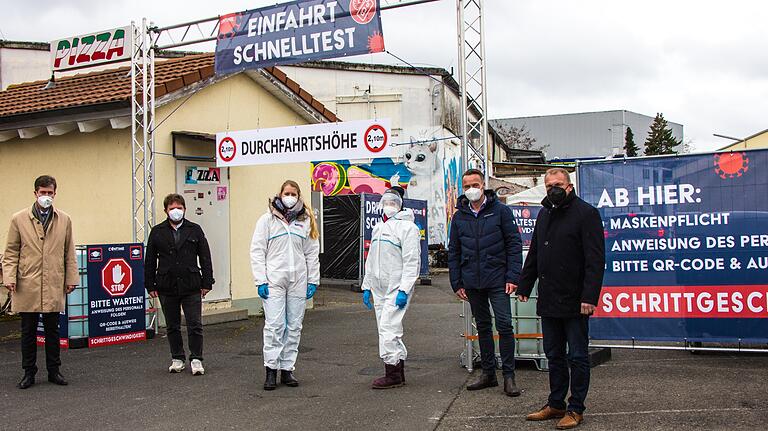 Eröffnung der Teststrecke am Airport im April: im Bild (von links) Oberbürgermeister Christian Schuchardt, Airport-Inhaber Frank Knüpfing, Teresita Gonzalez Garcia und Katharina Vogt vom medizinischen Personal, Contime-Geschäftsführer Marco Kurre und Landrat Thomas Eberth. Eröffnung der Teststrecke am Airport im April: im Bild (von links) Oberbürgermeister Christian Schuchardt, Airport-Inhaber Frank Knüpfing, Teresita Gonzalez Garcia und Katharina Vogt vom medizinischen Personal, Contime-Geschäftsführer Marco Kurre und Landrat Thomas Eberth.
