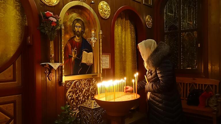 In der orthodoxen Kirche in Bischofsheim beten die Menschen beim Gottesdienst gemeinsam für Frieden in der Ukraine und auf der Welt. In der orthodoxen Kirche in Bischofsheim beten die Menschen beim Gottesdienst gemeinsam für Frieden in der Ukraine und auf der Welt.