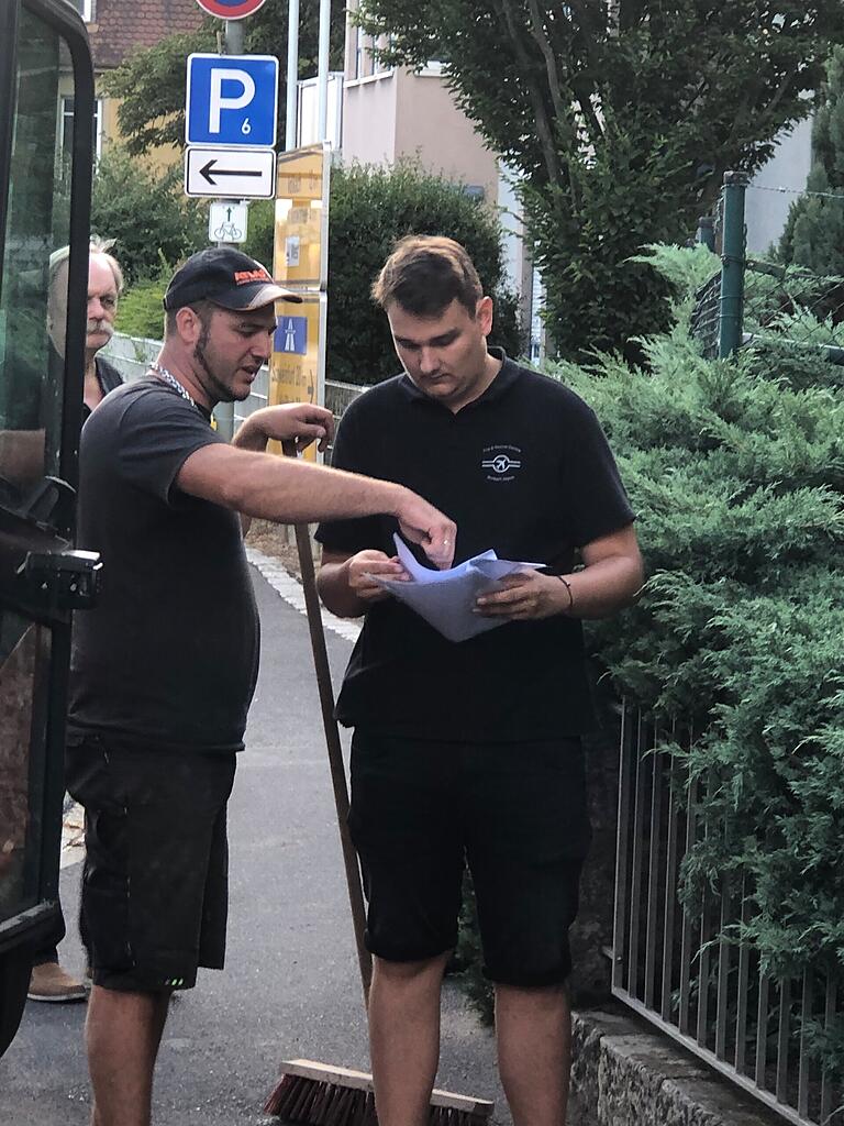 Vor Beginn der Baggerarbeiten müssen die Leitungspläne abgeglichen werden. Vor Beginn der Baggerarbeiten müssen die Leitungspläne abgeglichen werden.