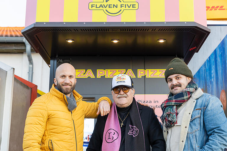 Flavio Simonetti (links) betreibt gemeinsam mit seinem Vater Mario (Mitte) und Bruder Vittorio die Pizza-Automaten in Rimpar, Waldbüttelbrunn, Gerbrunn und Hettstadt. Flavio Simonetti (links) betreibt gemeinsam mit seinem Vater Mario (Mitte) und Bruder Vittorio die Pizza-Automaten in Rimpar, Waldbüttelbrunn, Gerbrunn und Hettstadt.
