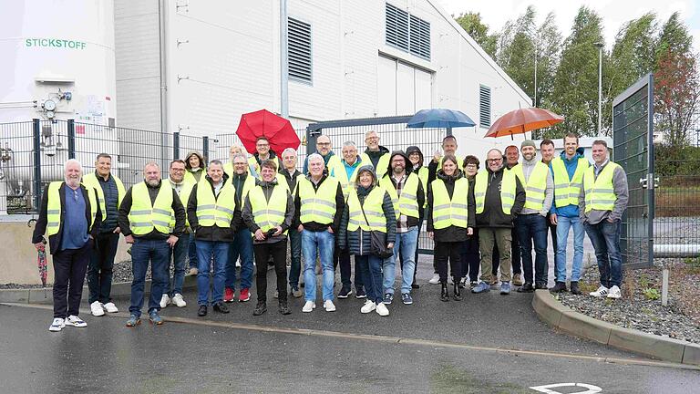 Bürgermeisterinnen und Bürgermeister der Landkreisgemeinden mit Landrat Thomas Eberth beim gemeinsamen Besuch des Energieparks Wunsiedel. Dort steht Bayerns größter Anlage für Wasserstoff-Elektrolyse.