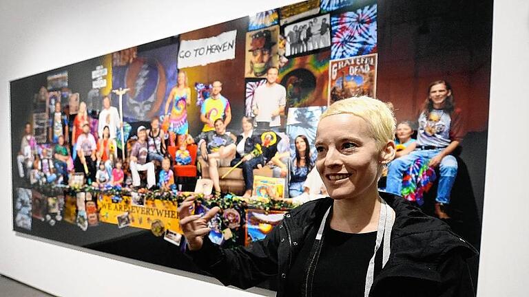 &bdquo;Ponderosa&ldquo; auf 111 Bildschirmen &ndash; Werke von Candice Breitz       -  (dpa/lsw)   Erstmals in Deutschland zeigt das Kunstmuseum Stuttgart einen retrospektive Ausstellung zur Arbeit der südafrikanischen Video- und Fotokünstlerin Candice Breitz (44). Auf 111 Bildschirmen und in 15 oft raumfüllenden Installationen zeichnet sie unter dem Titel &bdquo;Ponderosa&ldquo; die Entwicklung des Schaffens der Wahlberlinerin von den 90er-Jahren bis heute nach. Ihr Thema ist der Einfluss populärer Massenkultur auf die Identitätsbildung des Einzelnen. In Montagen setzt sie Sequenzen aus Musikvideos, Fernsehserien und Kinofilmen neu zusammen &ndash; und kombiniert sie mit eigenem Filmmaterial. Die Ausstellung wird am Freitagabend eröffnet und läuft bis zum 28. August. Für die &bdquo;Babel Series&ldquo; etwa hat sie sieben Monitore im Raum verteilt. Dort flimmern kurze Loops bekannter Musikvideos. Breitz zerlegt die Stimmen etwa von Freddie Mercury oder Grace Jones in Fragmente und fügt sie neu zusammen. Fünf riesige Gruppenfotos von Fans der Bands Abba oder Grateful Dead (Bild) stehen für den fließenden Übergang unkritischer Identifikation mit Idolen und kreativer Selbstdarstellung der Fans. Für die Arbeit &bdquo;Mother + Father&ldquo; hat Breitz Filmszenen etwa mit Julia Roberts, Susan Sarandon oder Dustin Hoffman aus dem Hollywood-Kontext herausgelöst und neu zusammengestellt. Durch den Schnitt ergeben sich Monologe über Mutterschaft auf der einen Seite und väterlichen Kontrollverlust auf der anderen. Es gehe ihr darum, zu beschreiben, &bdquo;wie wir wurden, wer wir sind&ldquo;, so Breitz. Der Titel &bdquo;Ponderosa&ldquo; verweist auf die fiktive Ranch in der TV-Serie &bdquo;Bonanza&ldquo; der 1960er. Für Breitz war die Reihe die erste Begegnung mit Utopien, wie sie sagte. Der nostalgische Ort steht als Metapher für unerfüllbare Versprechen &ndash; &bdquo;für die schöne, heile Welt&ldquo;, wie Kunstmuseums-Chefin Ulrike Groos sagte.