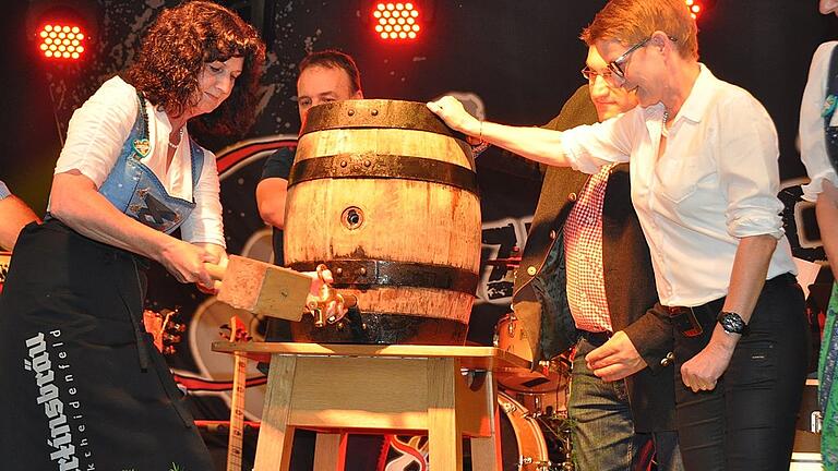 Genau fünf Schläge brauchte Bürgermeisterin Helga Schmidt-Neder beim Bieranstich der 69. Laurenzi-Messe in Marktheidenfeld.