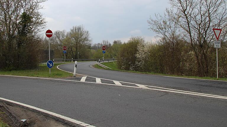 Eine beliebte Abkürzung: Manche Autofahren wechseln von der Ausfahrt direkt wieder in die Einfahrt, um den Umweg über den Kreisverkehr abzukürzen. Eine beliebte Abkürzung: Manche Autofahren wechseln von der Ausfahrt direkt wieder in die Einfahrt, um den Umweg über den Kreisverkehr abzukürzen. 