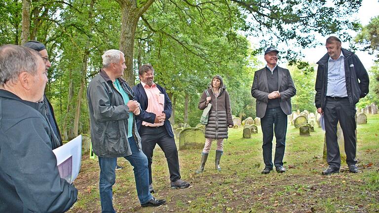 Auf dem jüdischen Friedhof in Kleinbardorf ließ sich Ludwig Spaenle (Dritter von links), Beauftragter der bayerischen Staatsregierung für jüdisches Leben und gegen Antisemitismus von Kreisheimatpfleger Reinhold Albert (rechts) über diesen besonderen Friedhof informieren. Mit dabei auch Landrat Thomas Habermann (Zweiter von rechts), MdL Gerald Pittner (Mitte) sowie Elisabeth Böhrer (Dritte von rechts).