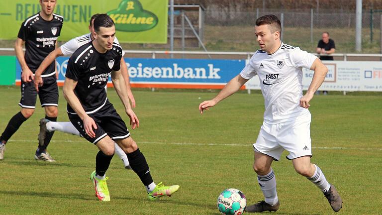 Wohin mit dem Ball? Der Gochsheimer Rico Gmehling (rechts) überlegt, der Unterpleichfelder Julian Horn schirmt ab.